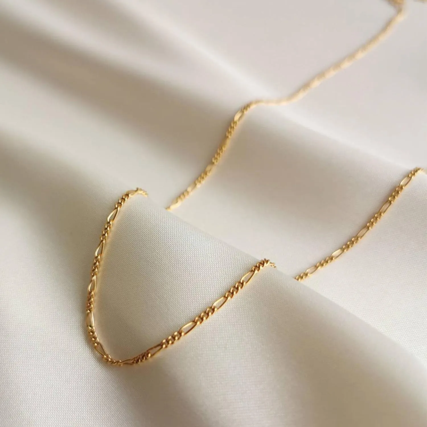 Gold Initial Necklaces for Women Trendy, Layered Dainty 14K Gold Letter Pendant Necklace Figaro Choker Necklaces Costume Monogram Name Necklaces Cute Simple Gold Jewelry Set for Women Gifts